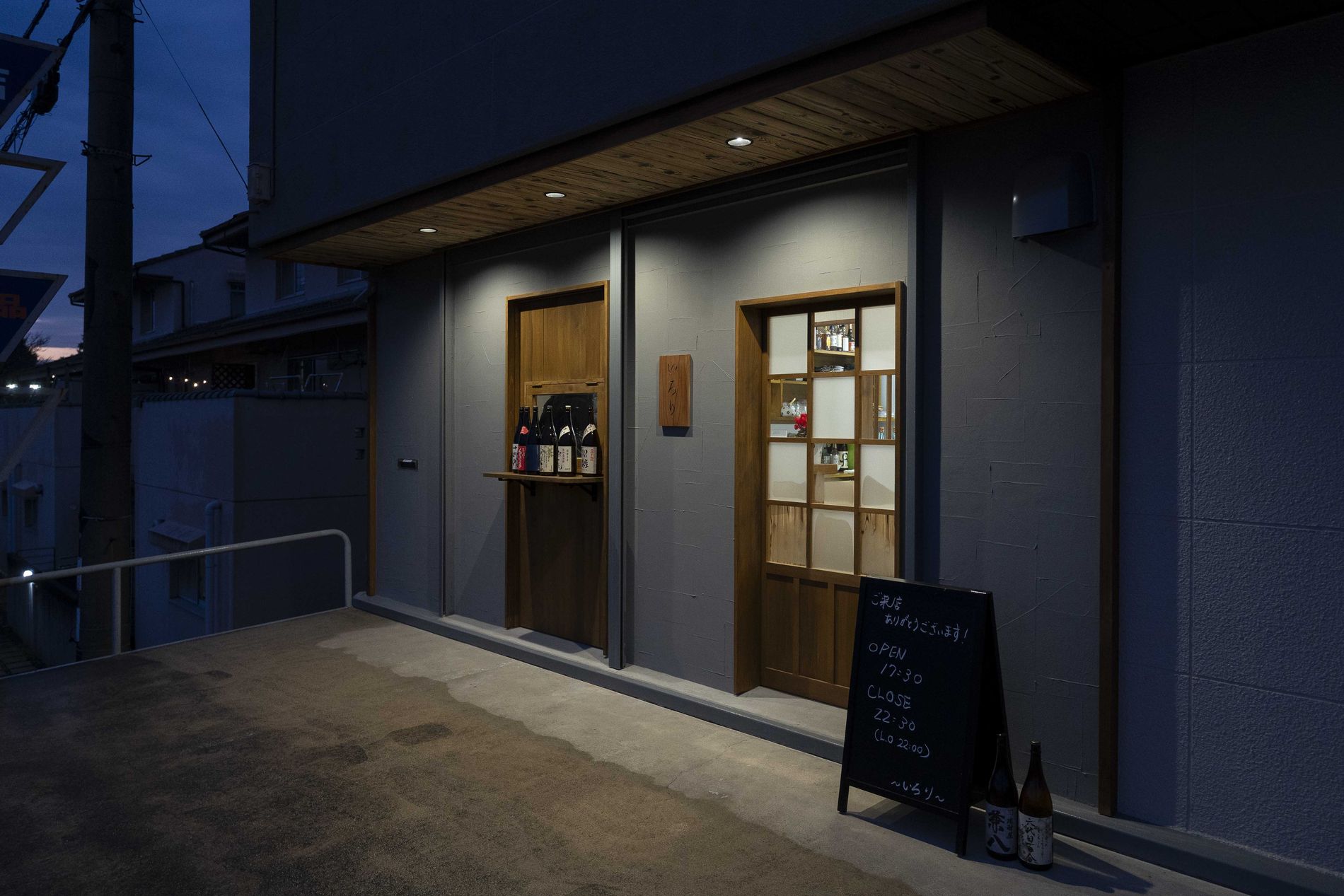 夜の外観