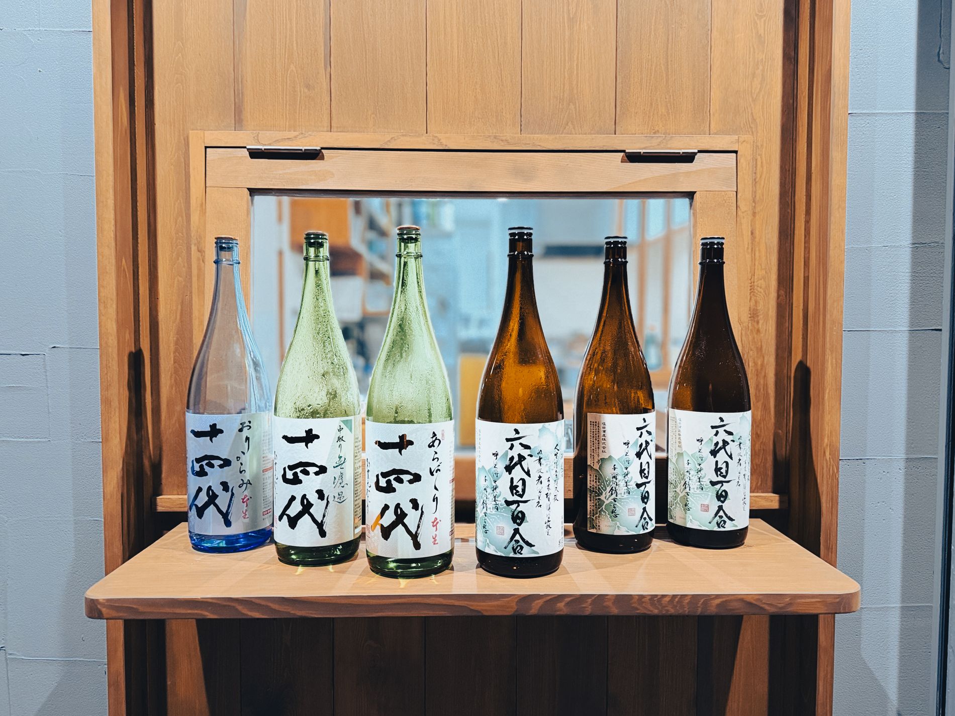 店内に並ぶ日本酒