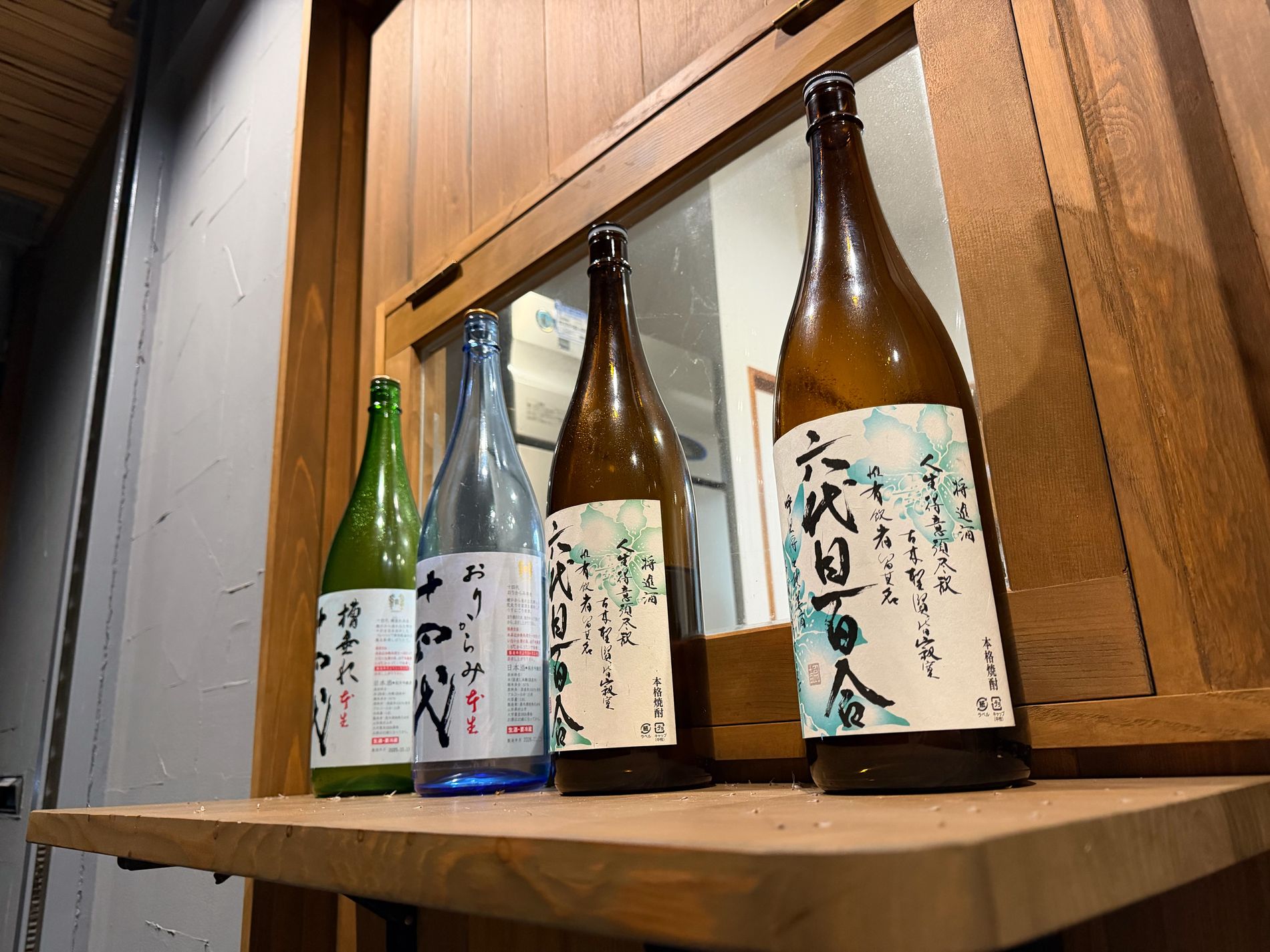 床の間に並ぶ一升瓶