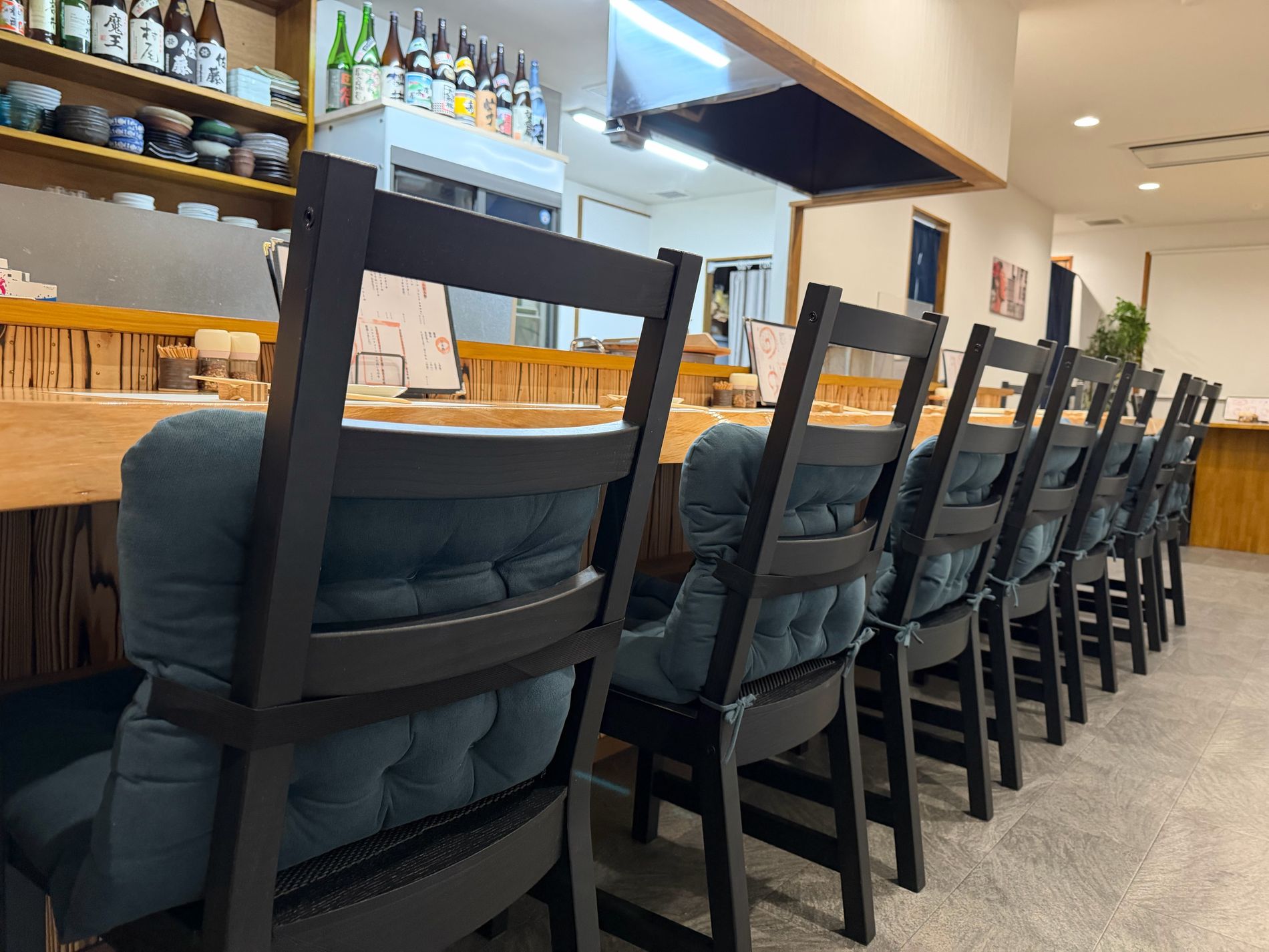 カウンターに並ぶ椅子